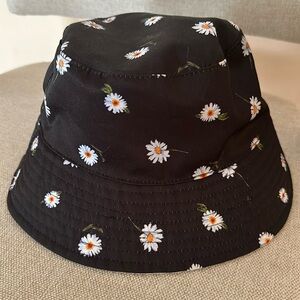 Bucket daisy hat. Reversible.